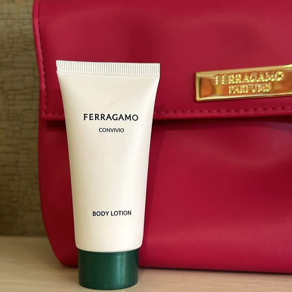 Ferragamo Parfums Pink Make up case/bag w/1 fl.oz. Body lotion/eye mask/socks - Picture 3 of 9